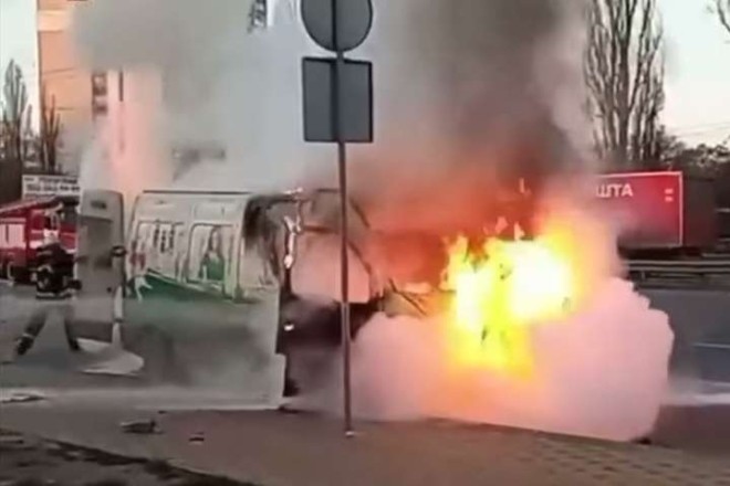 У Києві посеред вулиці загорівся мікроавтобус