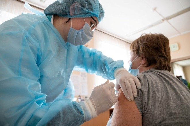 Змішування різних вакцин дає більш інтенсивний захист від COVID-19 – професорка