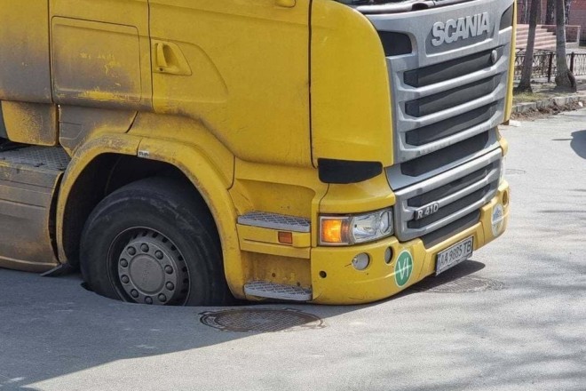 У Солом’янському районі вантажівка пішла під асфальт – рух ускладнено