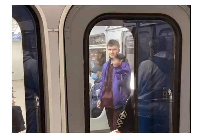 Паління в метро стає нормою? Зухвалець у підземці пускав дим на пасажирів і “роздавав” непристойні жести