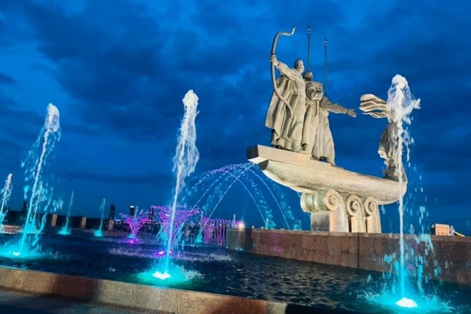 Нарешті там буде святково. Біля пам’ятника засновникам Києва запрацював світловий фонтан