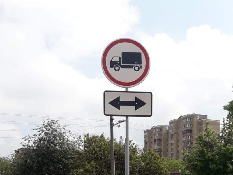 Місцевим допекло: вантажівкам заборонили їздити вулицею у Дніпровському районі