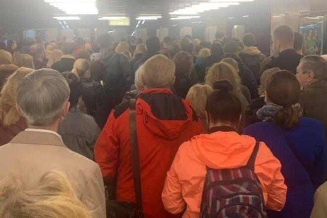 Перший робочий день після локдауну: натовпи пасажирів намагаються дістатись в метро