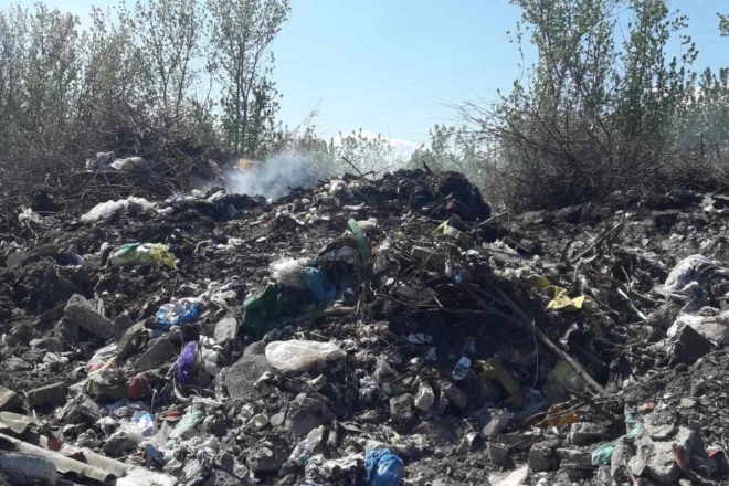 На Київщині майже сім годин гасили пожежу на сміттєвому полігоні