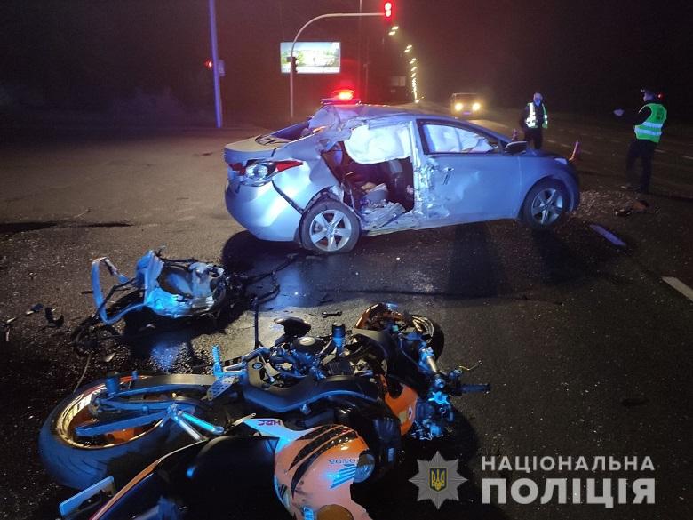 На Столичному шосе у жахливому зіткненні з легковиком загинув мотоцикліст