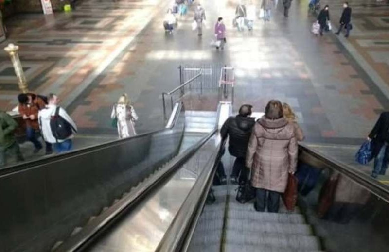 На залізничному вокзалі не працює жоден ескалатор на підйом. Пасажири обурені