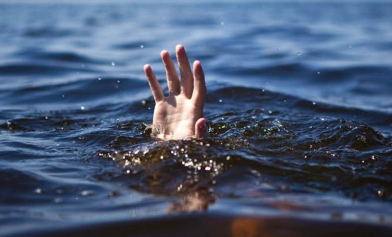 Потягнуло на подвиг: на Оболоні рятували чоловіка, який вирішив перепливти Дніпро