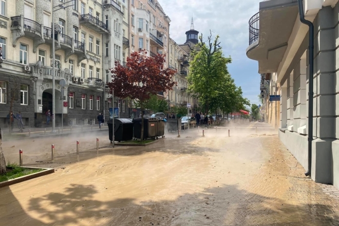 Апокаліпсис в центрі Києва: все залило окропом та жовтою багнюкою (ФОТО)