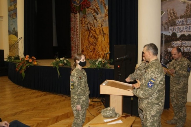 Дівчата до зброї! У Ліцеї Івана Богуна до випуску готується перший взвод дівчат (ВІДЕО)