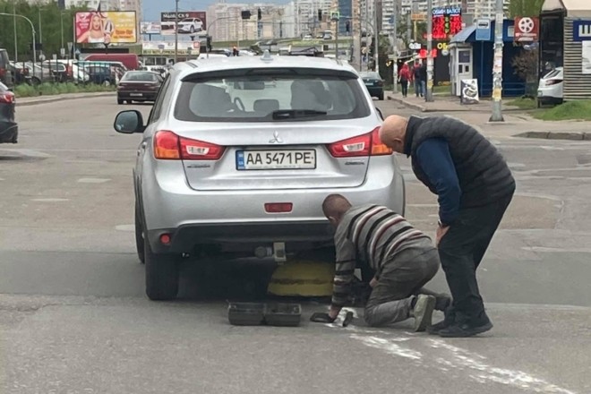 Водій року: на Дарниці Mitsubishi рухалася, підцепивши антипаркувальну напівсферу (ВІДЕО)