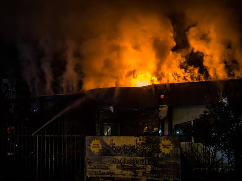 Масштабна пожежа: на Позняках згоріло кафе “Кара-Кум” (ФОТО)