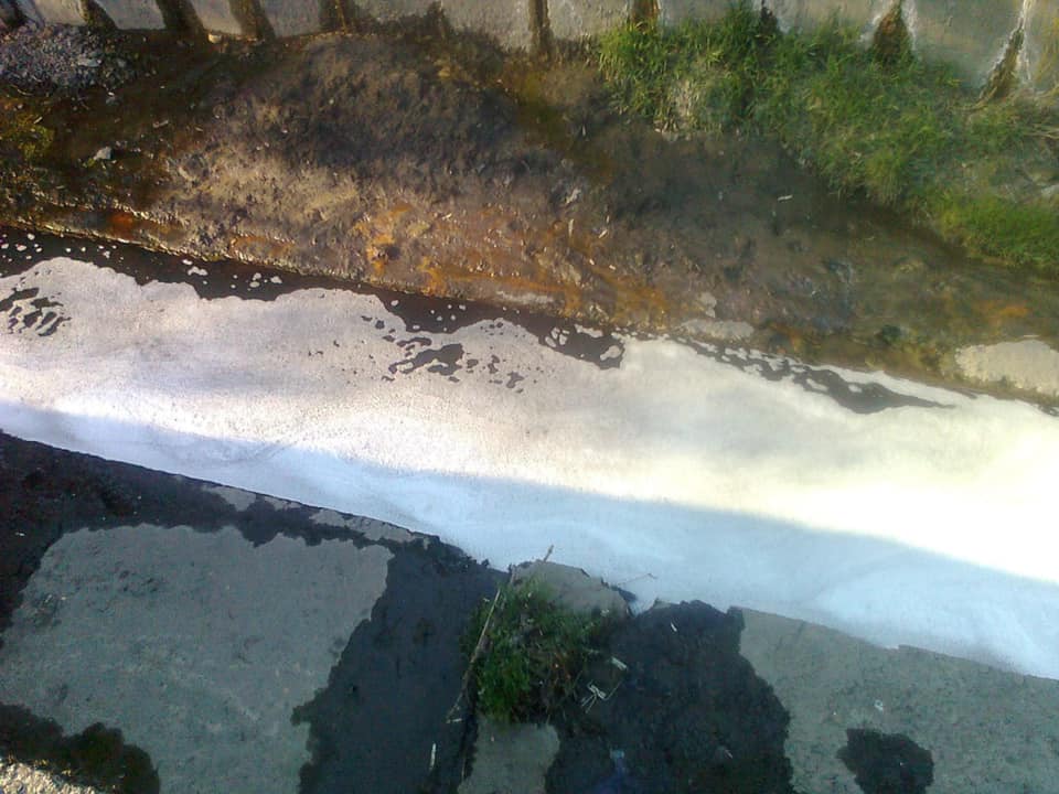 Река Лыбедь. Автомойка сливает грязную воду в реку Мещериха.