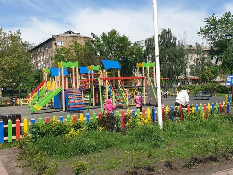 Фонтани та нові дитмайданчики: парки Дніпровського району продовжують оновлювати