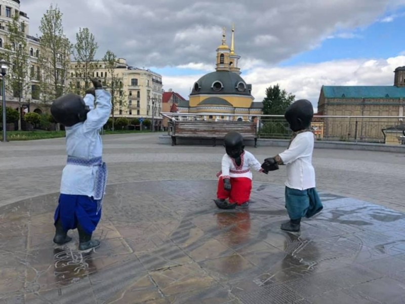Скульптури малюків-засновників Києва сьогодні теж у вишиванках (ФОТО)