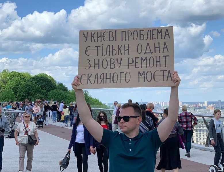 “Проблема одна – знову ремонт скляного моста”: гумористи привітали з Днем Києва