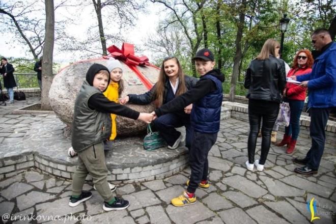 У Києві з’явився пам’ятник мамам – величезний валун віком 1,8 млрд років