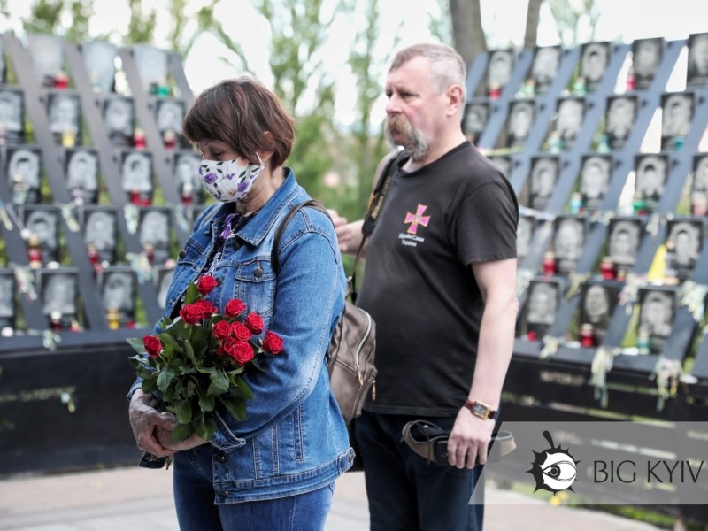 “Ціною їх життя ми живемо в мирі”: як в Києві проходить День героїв (ФОТОРЕПОРТАЖ)