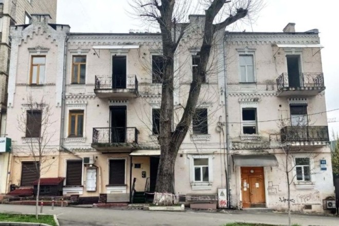 На Володимирській руйнують історичну будівлю, в якій живуть люди (ФОТО)
