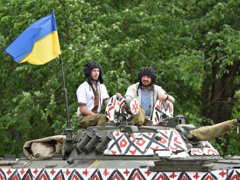 Красиво до сліз. Українські військові надіслали вітання з Днем вишиванки (ВІДЕО)