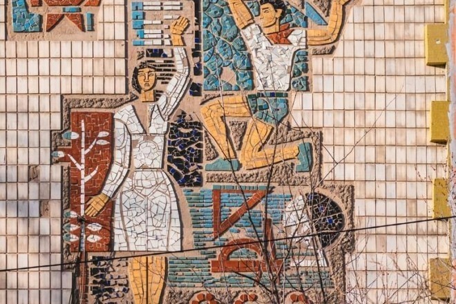 Утеплення чи історія: на Русанівці хочуть знищити мозаїку 60-х років