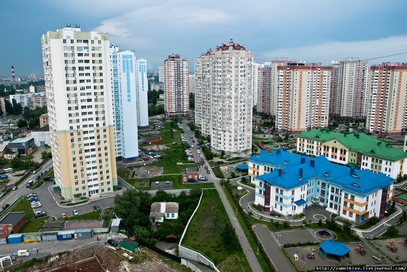 Фото дня. Сільський будиночок рве стеоретипи серед столичних монстрів-хмарочосів