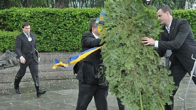Інциденту з вінком, що впав на Януковича – 11 років