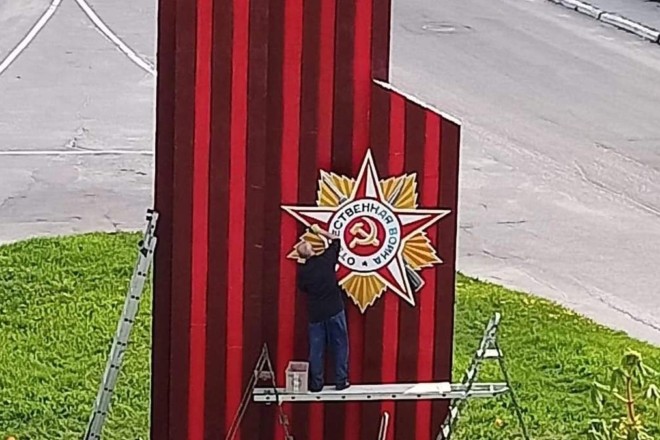 Георгієвська стрічка та зірка: під Києвом оновили радянську символіку. Але довелось все переробляти
