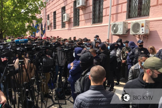 Медведчуку не вручили підозру – фото з-під суду