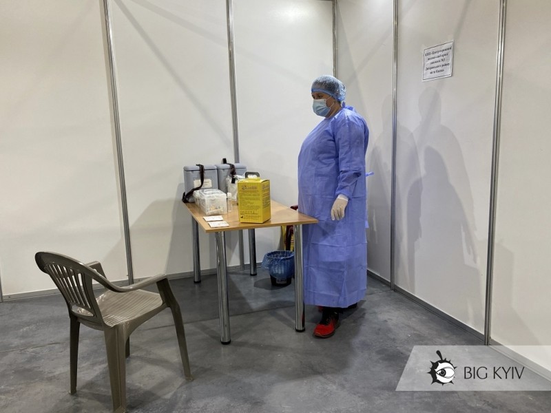В Києві розпочинають вакцинувати освітян – де і чим