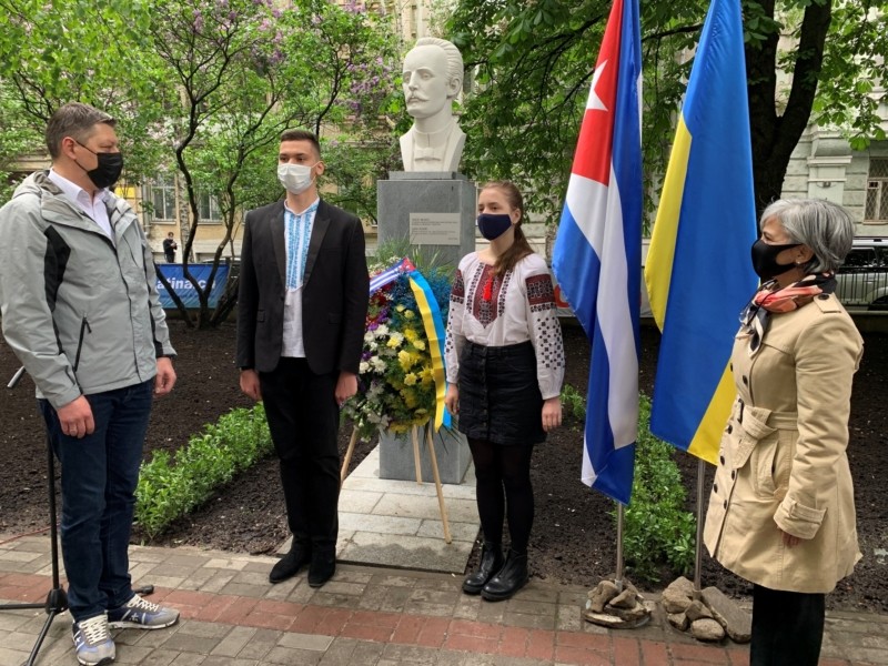 Мислитель та журналіст: в центрі відкрили пам’ятник відомому кубинцю Хосе Марті (ФОТО)