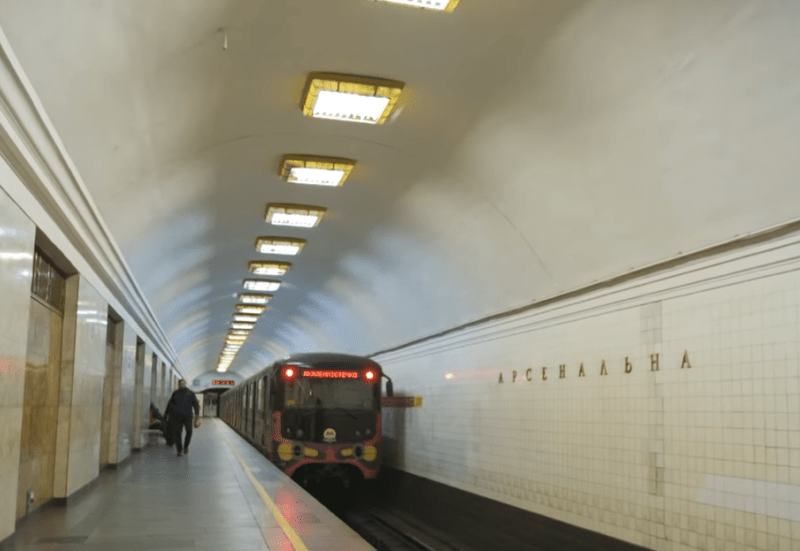 На червоній лінії метро зупинили рух поїздів – причина