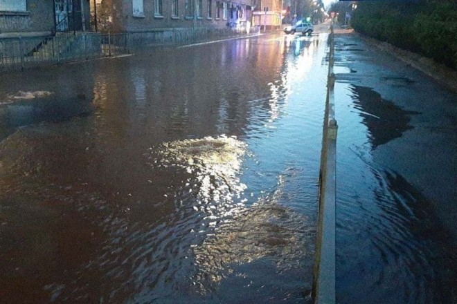 Ранкова несподіванка: на вулиці Межигірській потоп