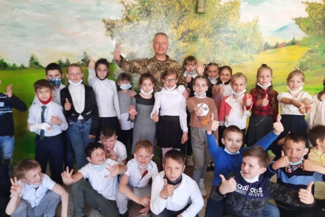 Больше чем благотворительность: «АТБ» передала три тысячи пасхальных подарков детям из «серой» зоны Донбасса