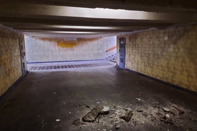В переході метро “Оболонь” потріскалась та відпала плитка. Хто ремонтуватиме