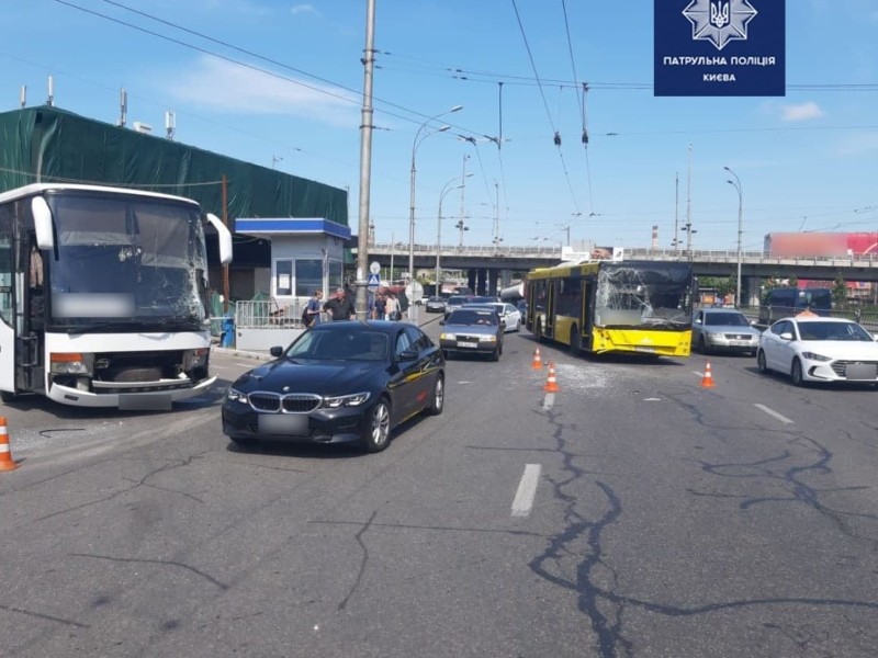 На Деміївській площі не розминулись два автобуси – є постраждалі, рух ускладнено