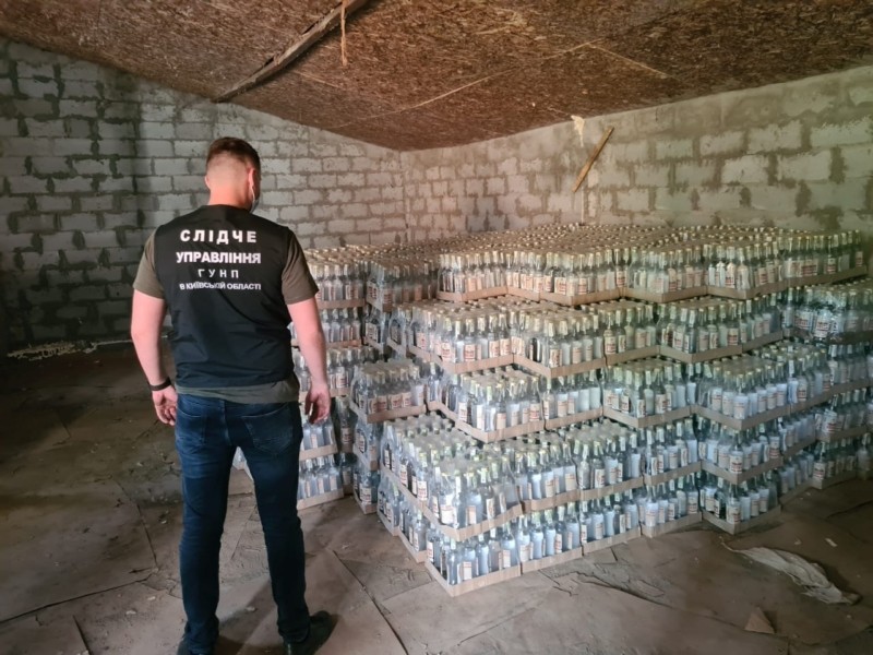 20 тис. т “шмурдяка” на 10 млн грн: на Київщині викрили підпільне виробництво “елітного” алкоголю
