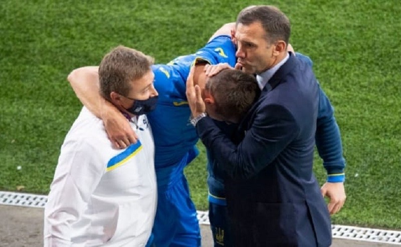 Бесєдін повертається до Києва. Травмований у матчі зі шведами футболіст не зможе грати на Євро-2020