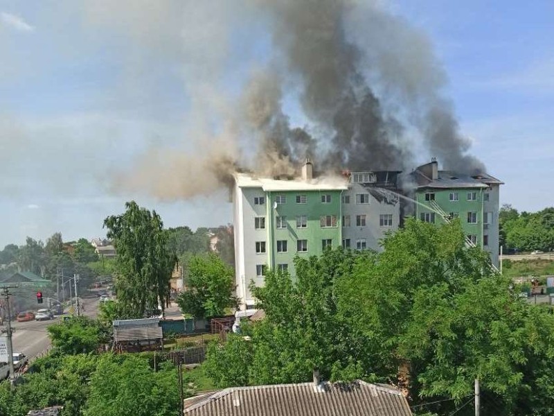 Під Києвом після вибуху в п’ятиповерхівці сталася масштабна пожежа (ФОТО, ВІДЕО)