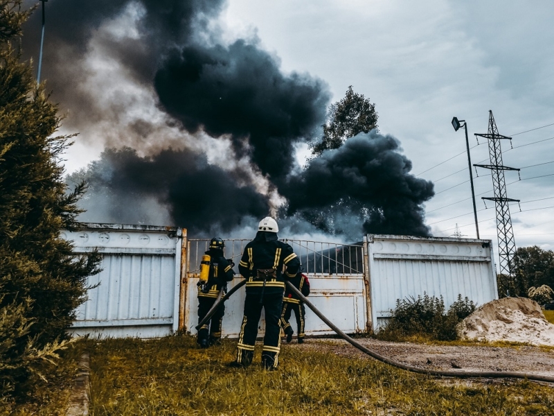 Біля заводу “Оболонь” спалахнула пожежа (ФОТО)
