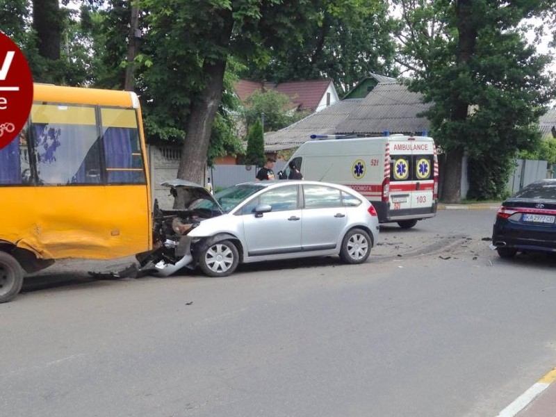 П’ятеро з травмами. На Київщині зіткнулися маршрутка і дві автівки