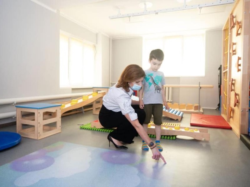 Марина Порошенко передала до інклюзивного центру розвивальні іграшки