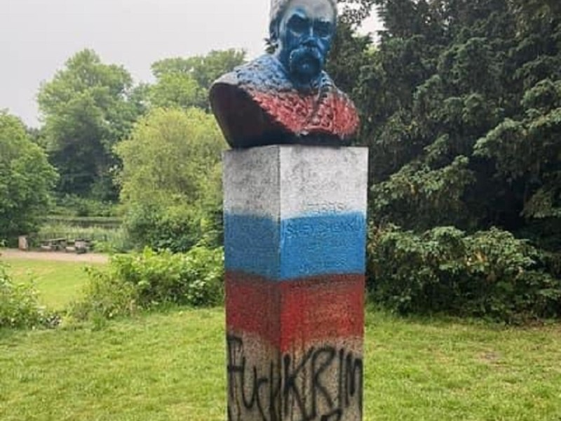Розфарбували в російський триколор і матюки. У Данії загидили пам’ятник Шевченку