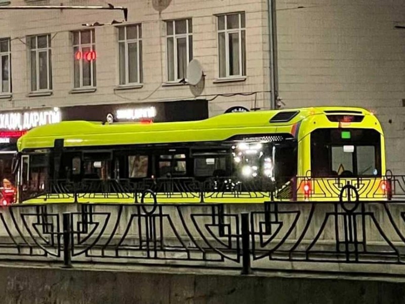 У Києві помітили яскраві пасажирські автобуси – для кого вони призначені (ФОТО)