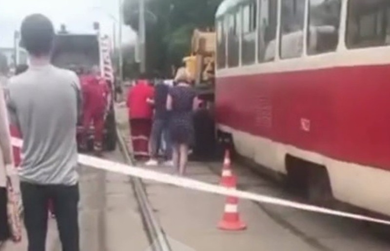 У Дніпровському районі дівчина послизнулась прямо під трамвай (ВІДЕО)