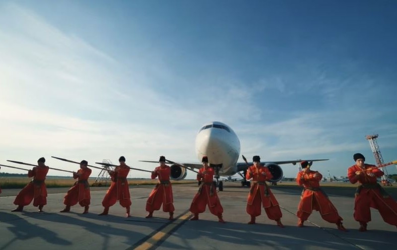 VIRSKY feat Boeing 777: танцюристам мало зали, вони вийшли на летовище (ВІДЕО)