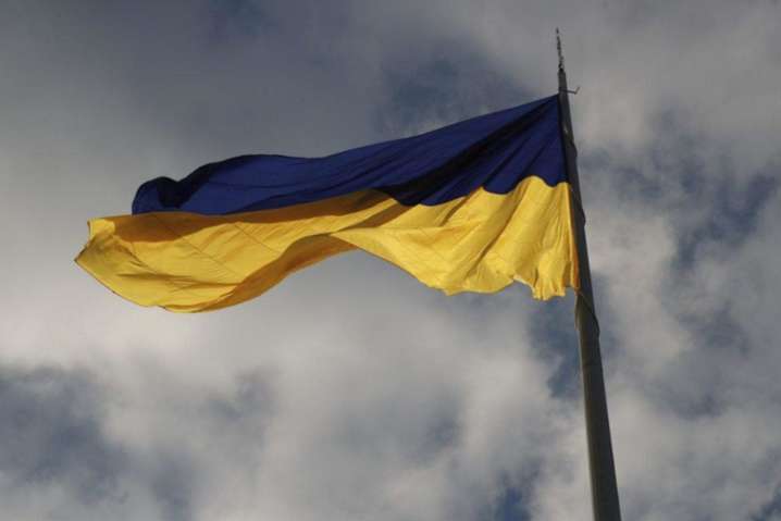 Погода не льотна. В Києві приспустили найбільший прапор