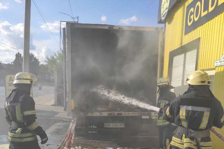 На Троєщині посеред дороги загорілась вантажівка (ФОТО)