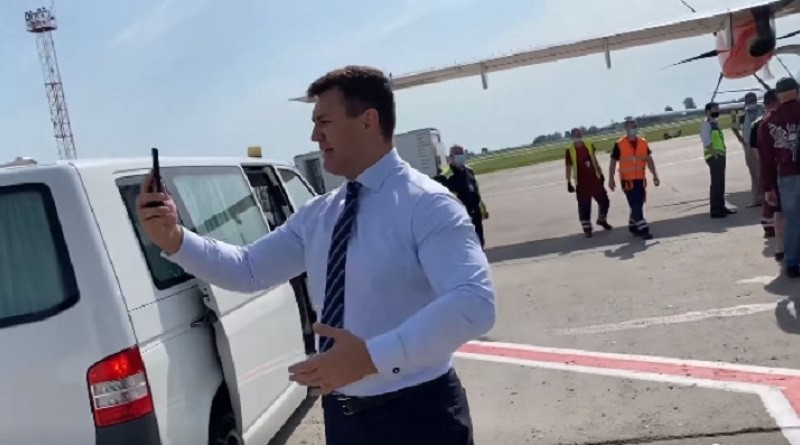У Києві затримали виліт літака, бо “слуга” Тищенко не встиг зняти відео з одного дубля