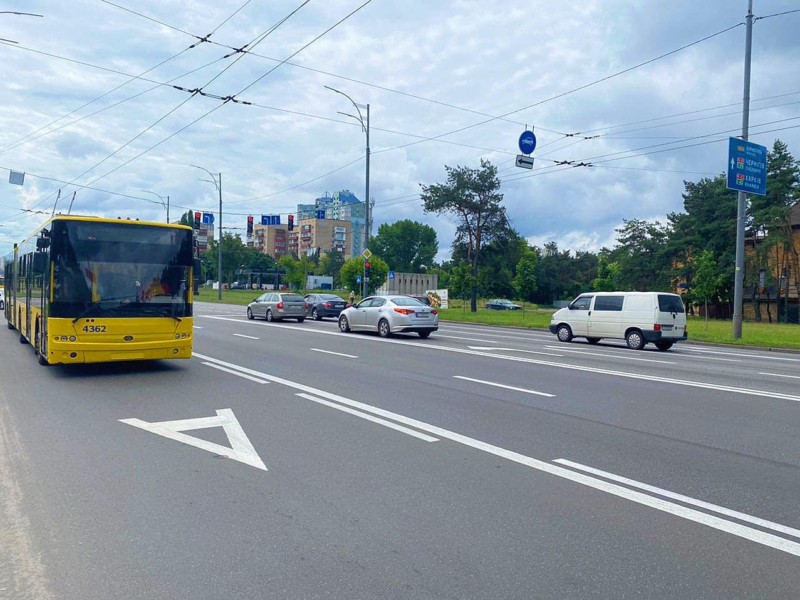 На вулиці Братиславській запустили смугу для громадського транспорту