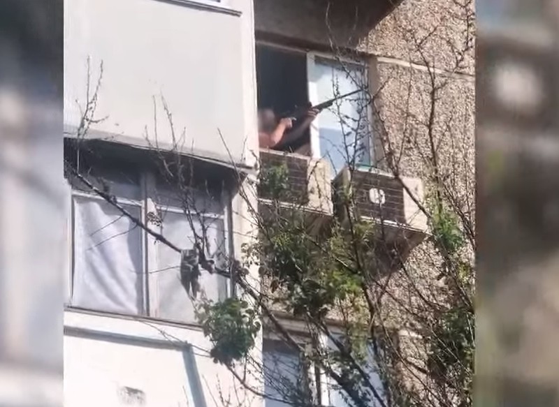 На вулиці Єфремова чоловік стріляв з вікна квартири (ВІДЕО)